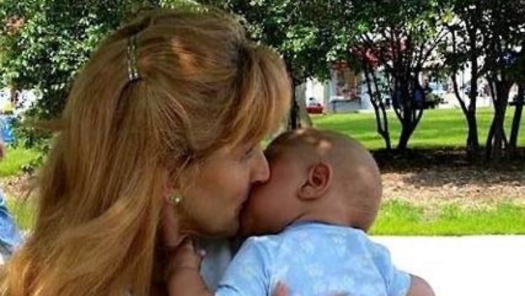 Cori Salchert ist den Babys Krankenschwester und Mutter.