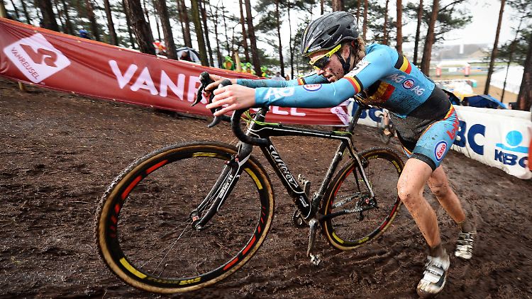 In einem Rad der Belgierin Femke van den Driessche wurde bei der Cross-WM ein Elektromotor entdeckt. Die 19-Jährige behauptet, es handele sich nicht um ihr Rad.
