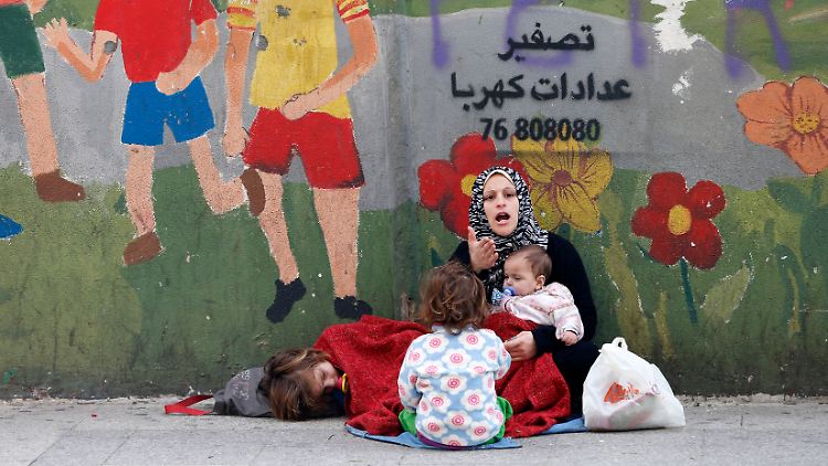 Eine junge Syrerin muss mit ihren Kindern in der libanesischen Hauptstadt Beirut auf der Straße betteln.