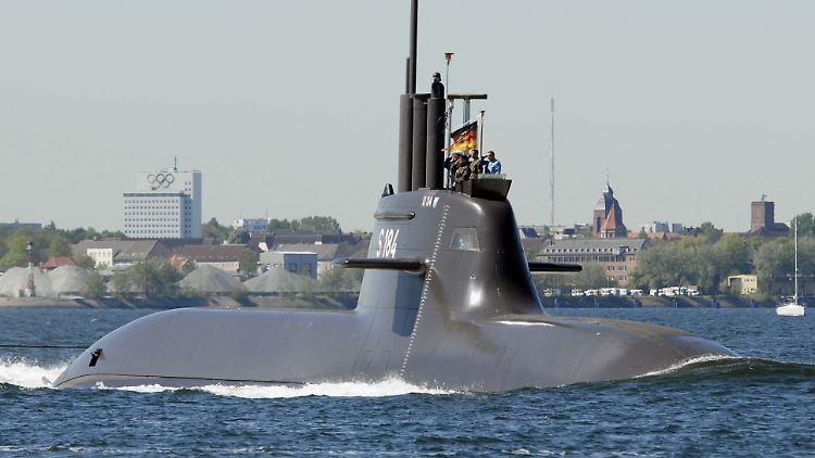 U34 bei der Fahrt durch die Kieler Förde.