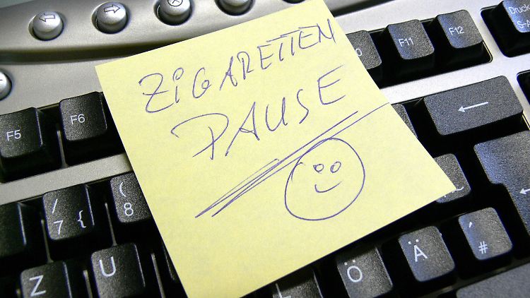 Ein Recht auf eine bezahlte Raucherpause gibt es nicht.