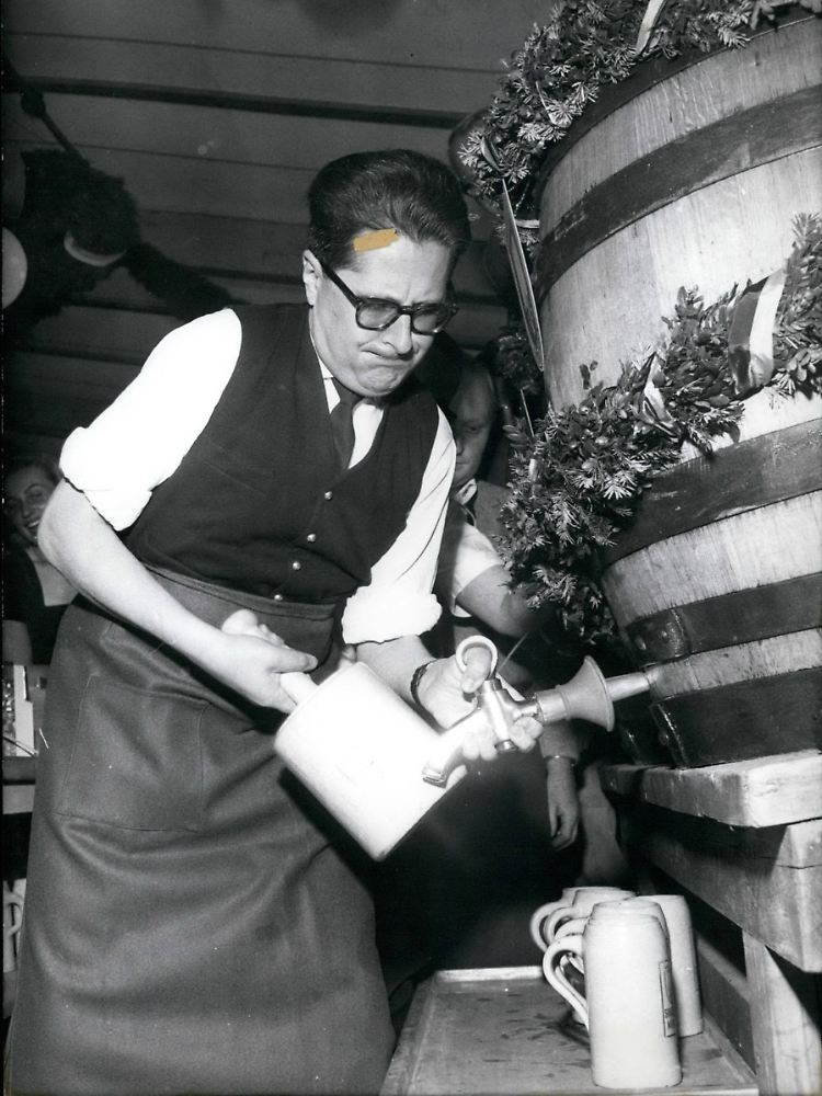 Traditionell Pflicht für den Münchener OB: Der Anstich des ersten Fasses auf dem Oktoberfest 1965.