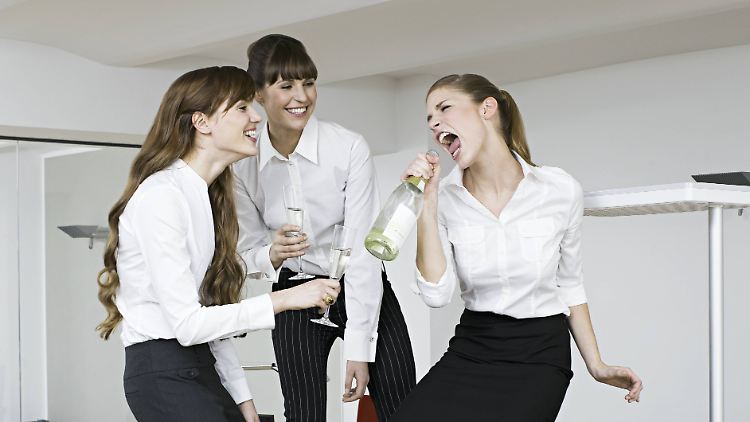 Der Alkoholkonsum sollte so gering sein, dass die Leistungsfähigkeit im Job nicht beeinträchtigt wird.