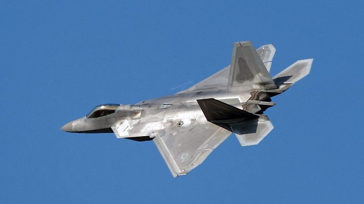 Bereits im vergangenen Jahr verlegten die USA zur Unterstützung des Nato-Partners zwei Kampfjets vom Typ F-22 "Raptor" nach Polen.