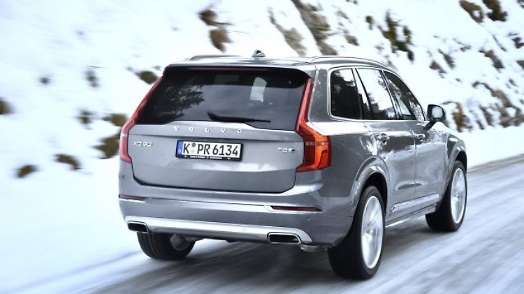 Käufer sollten keine allzu sportlichen Eigenschaften erwarten - dafür ist der 4,95 Meter lange Wagen zu schwer.