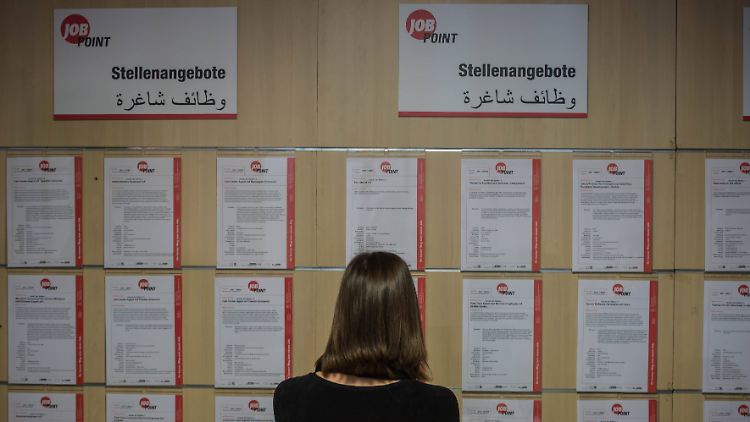 In der Berliner Sammelunterkunft im ehemaligen Flughafen Tempelhof gibt es seit Januar ein spezielles Willkommen-in-Arbeit-Büro für Flüchtlinge.