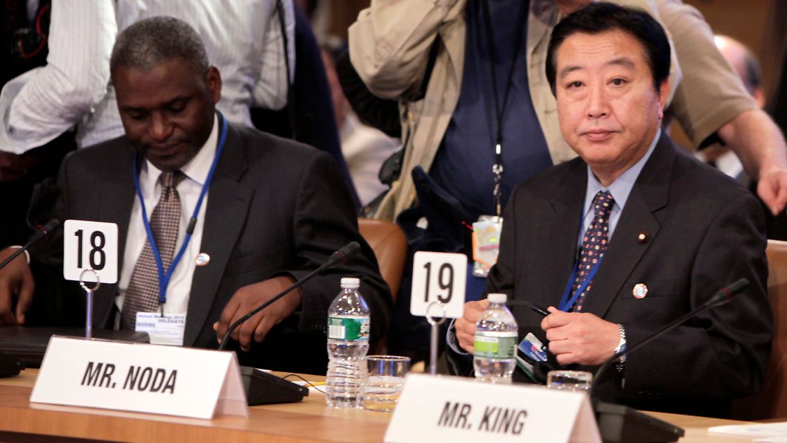 Japans Finanzminister Yoshihiko Noda (r.) auf dem IWF-Treffen in Washington.