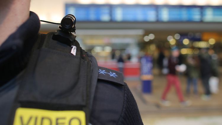 Ein Bundespolizist präsentiert in Köln seine Schulter-Kamera
