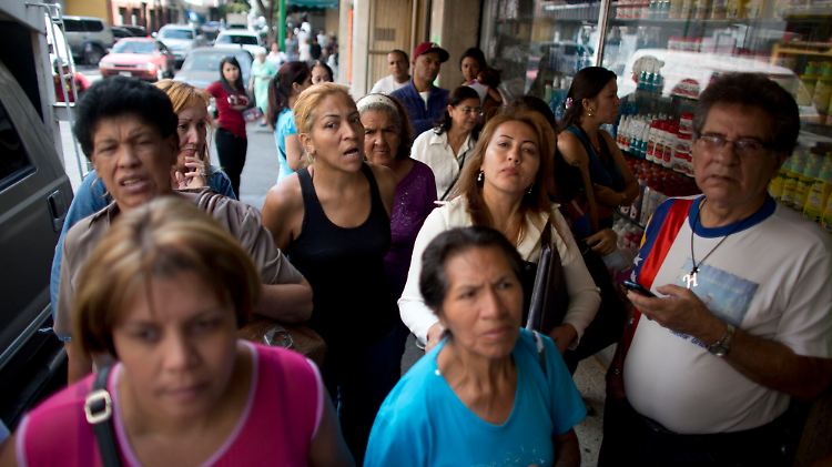 Warten auf frische Eier in der venezolanischen Hauptstadt Caracas.