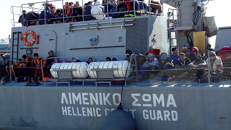 Ein griechisches Marine-Schiff bringt mehr als 400 Flüchtlinge nach Lesbos, die aus ihrer Seenot gerettet wurden.