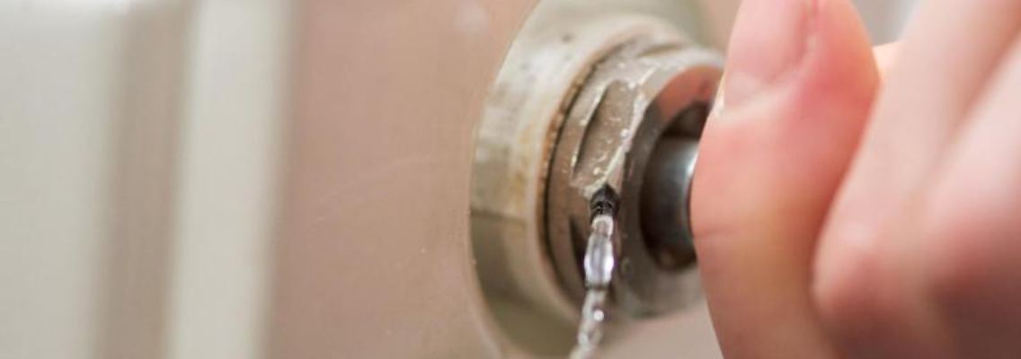 Entlüften spart Geld: Durch das Ventil an der Seite des Heizkörpers strömt erst die Luft aus den Leitungen, dann folgt Wasser.