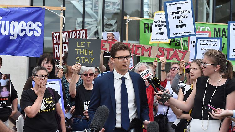 Menschenrechts-Anwalt Daniel Webb äußert sich vor Demonstranten enttäuscht über das Urteil.