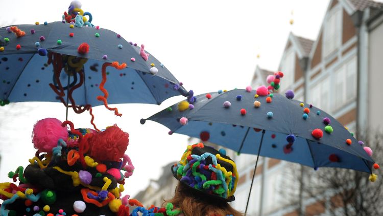Zum Höhepunkt des Straßenkarnevals erwartet die Karnevalisten nasskaltes Wetter.