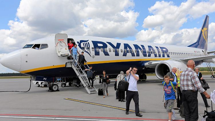 Billigflieger wie Ryanair setzen die deutschen Anbieter unter Druck.