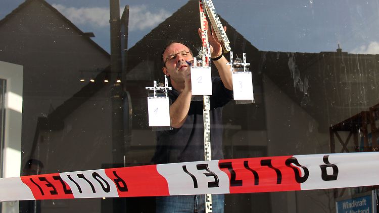 In die Schaufensterscheibe des AfD-Büros schlugen zwei Projektile ein.