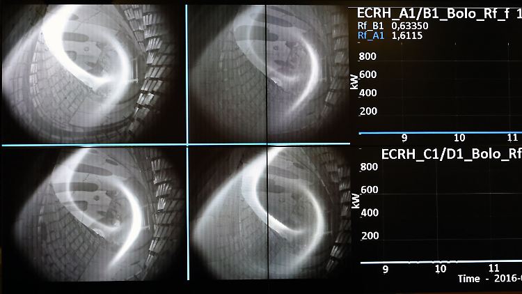 Im Kontrollraum der Kernfusions-Forschungsanlage "Wendelstein 7-x" in Greifswald werden am bei der erstmaligen Erzeugung von Wasserstoff-Plasma auf einer Videowand die Prozesse gezeigt.