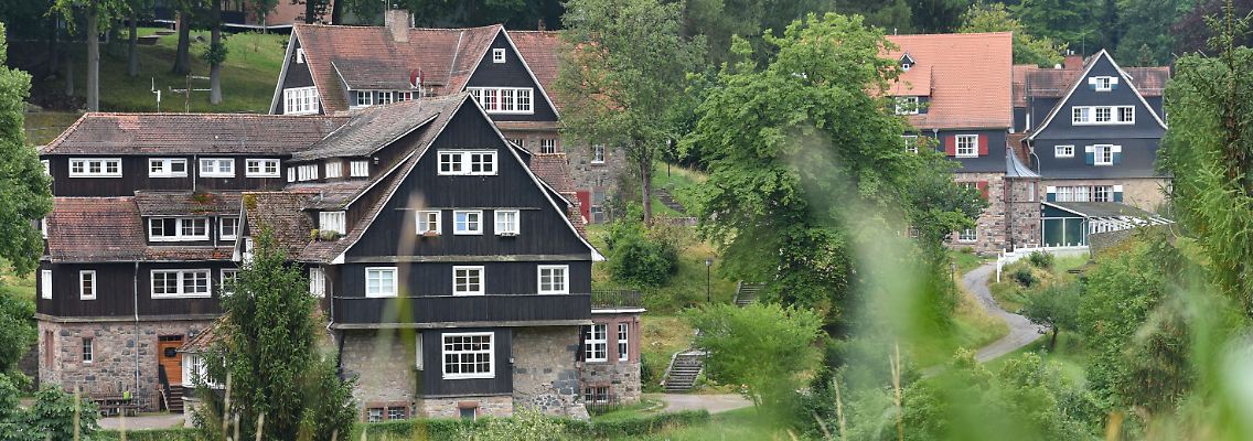Laut den Studien lassen die Daten Rückschlüsse auf mehr als zwei Dutzend Täter unter den pädagogischen und technischen Mitarbeitern der Odenwaldschule zu.