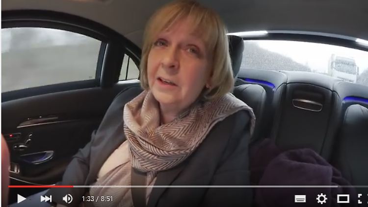 Hannelore Kraft filmt sich selbst im Dienstwagen beim Aktenstudium.
