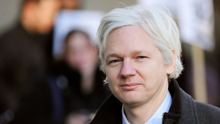 Der Australier Assange lebt seit Juni 2012 in der Botschaft,
um einer Auslieferung nach Schweden zu entgehen.
