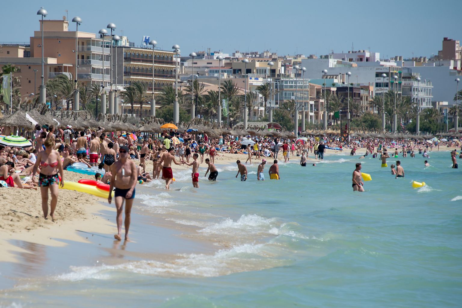 Mallorca hat mehr zu bieten als Partys am Ballermann: wilde Küsten und einen einzigartigen Charme. Wie schön die Baleareninsel ist, hat Reisefotograf Holger Leue mit der Kamera für einen Bildband festgehalten - wir zeigen hier einige.