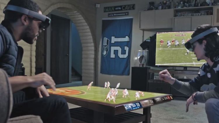 Das Spielfeld auf dem Wohnzimmertisch: So stellt sich Microsoft die Zukunft von Sportübertragungen mit HoloLens vor.