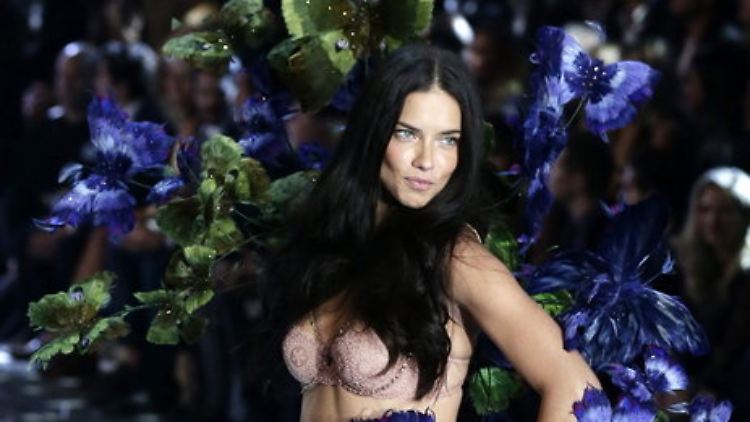 In typischer Arbeitskleidung: Adriana Lima. 
