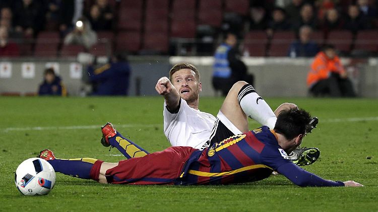 Ball gespielt? Nur Gegner, entschied der Schiedsrichter nach Shkodran Mustafis Zweikampf mit Barcelonas Lionel Messi - und schickte den Valencia-Profi mit Rot vom Platz.