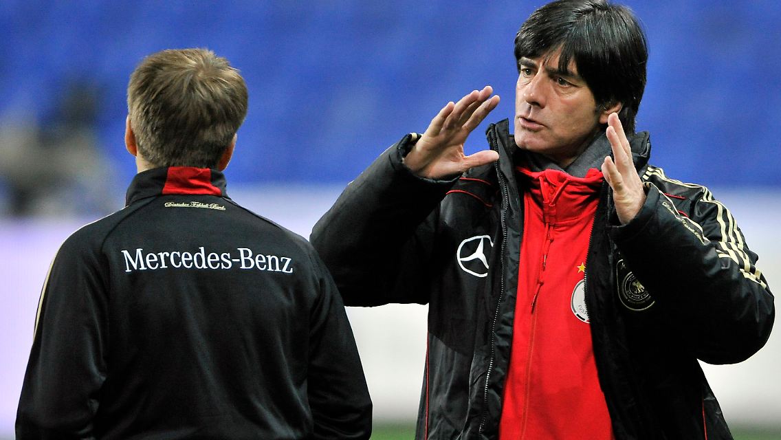 Abschlusstraining: Bundestrainer Joachim Löw und Philipp Lahm im Stadion von Astana.