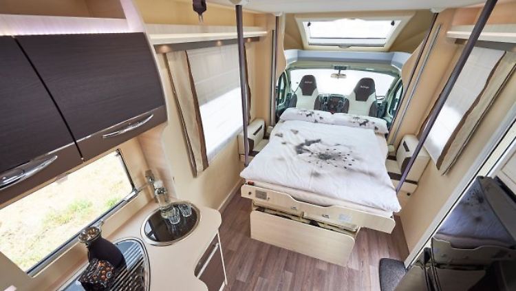 Im Challenger Mageo 280 lässt sich das Hubbett vorne längs absenken.
