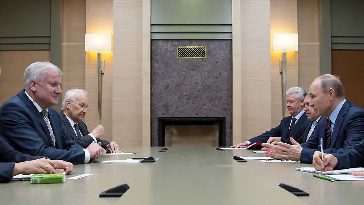 Karge Kulisse, freundliche Stimmung: Bei seiner Russland-Reise traf Seehofer in der Nähe von Moskau auch Wladimir Putin.
