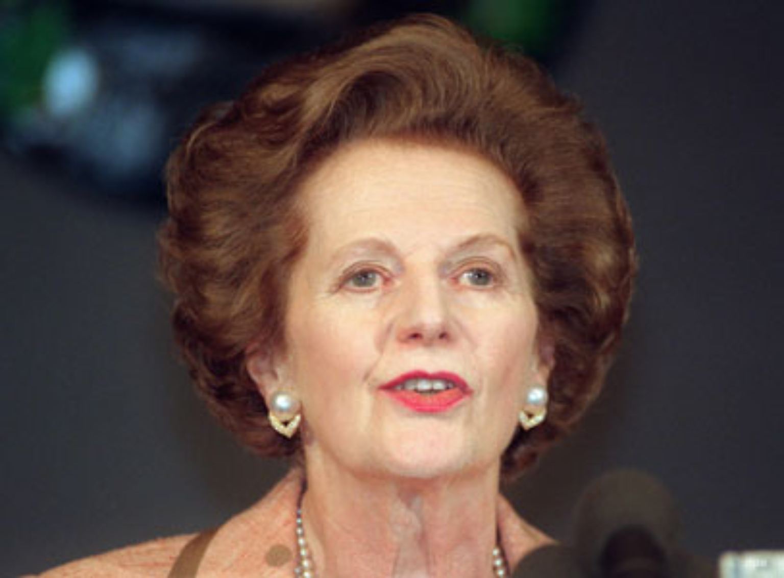"Maggie" Thatcher, Baroness Thatcher of Kesteven, war von 1979 bis 1990 Premierministerin - bislang die einzige Frau in dem Amt. Als Margaret Hilda Roberts wurde sie am 13.10.1925 in Grantham (Lincolnshire) geboren.