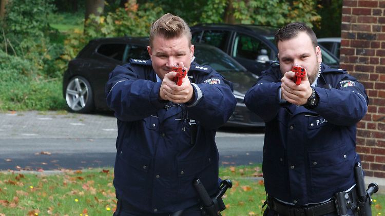 Die Polizei muss den Grundsatz der Verhältnismäßigkeit wahren. Mit gezogener Waffe vor der Tür stehen geht natürlich nicht. 