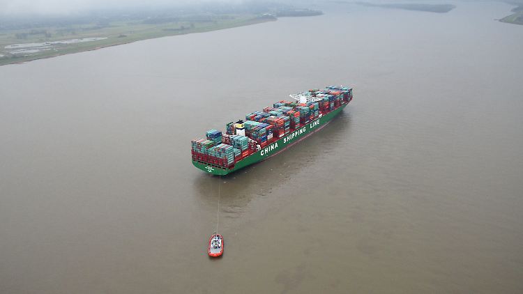 Der entsprechende Elbeabschnitt ist für die Dauer des Manövers gesperrt. Es ist der vorerst letzte Versuch, das Schiff frei zu bekommen. Solche günstigen Wetterverhältnisse sind ...