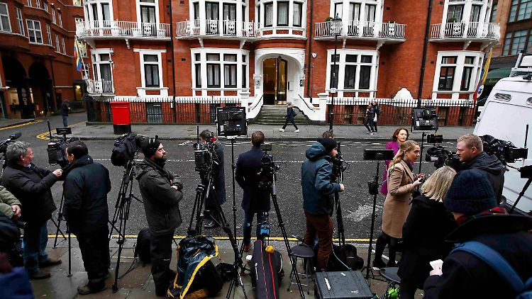 In der Hoffnung, dass Assange auftaucht, habe sich bereits viele Fernsehteams vor Ecuadors Botschaft in London aufgebaut. 