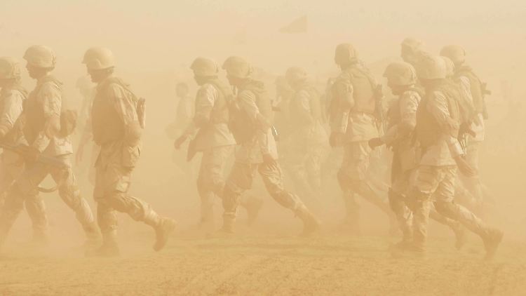 Moralisches Grenzgebiet: Deutschland beliefert das saudische Militär - hier Soldaten an der Grenze zum Jemen -, da es angeblich ein stabilisierender Faktor in der Region ist. 
