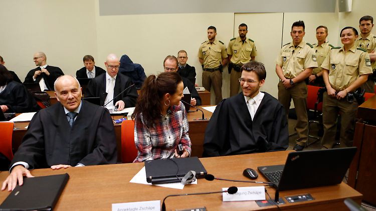 Herman Borchert (l.) sitzt mitunter mit Pflichtverteidiger Mathias Grasel auf der Verteidigerbank von Beate Zschäpe.