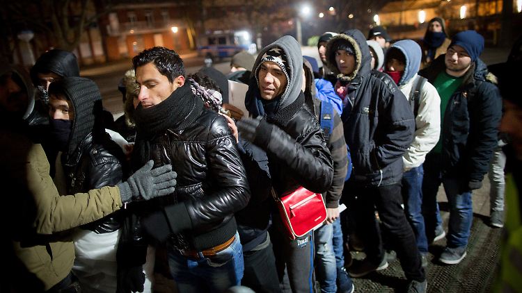 Flüchtlinge warten vor dem Berliner Lageso auf ihre Registrierung.