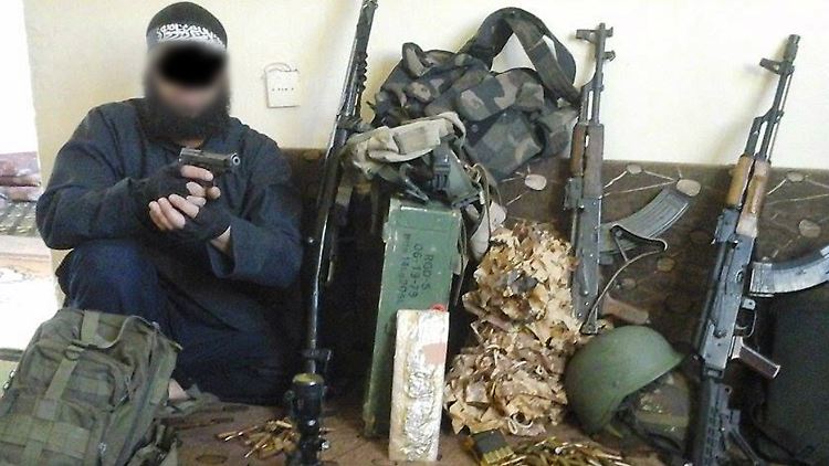 Die Polizei veröffentlichte ein Foto, dass den 34-jährigen Algerier, der im Sauerland festgenommen wurde, neben Waffen und Munition zeigt.