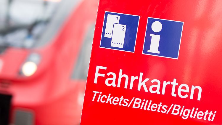 Mit dauerhaften Sparpreisen will die Bahn neue Kunden gewinnen und den Fernbussen trotzen. 