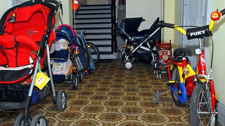 Wer mit jungen Familien in einem Haus wohnt, muss mit Kinderwagen im Treppenhaus rechnen. (Bild: Wentker/dpa/tmn)