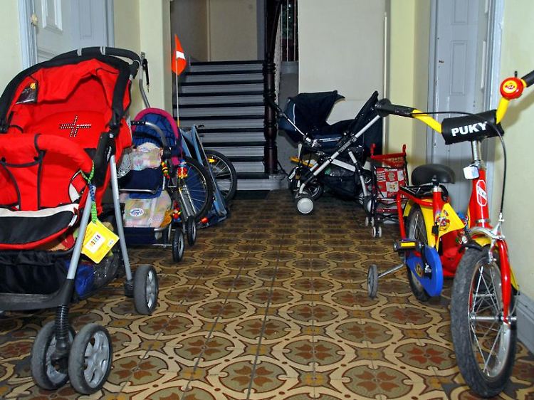 Wer mit jungen Familien in einem Haus wohnt, muss mit Kinderwagen im Treppenhaus rechnen.