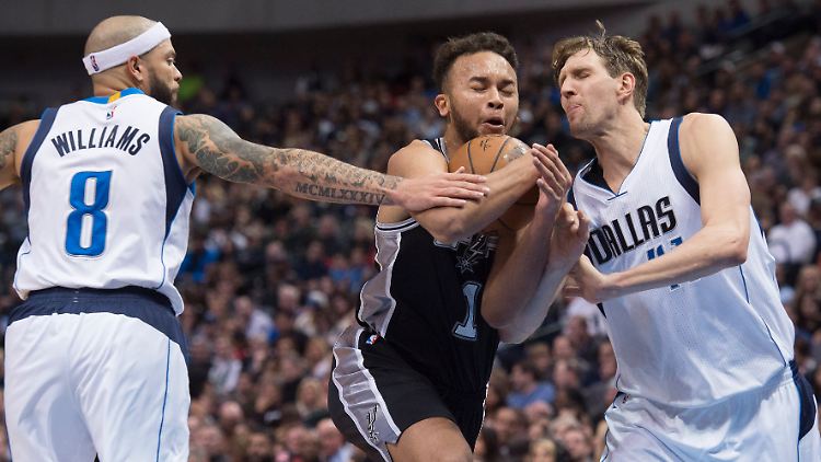 Alles andere als eine gute Figur machte Dirk Nowitzki (r.) und erzielte zunächst lediglich 10 Punkte.