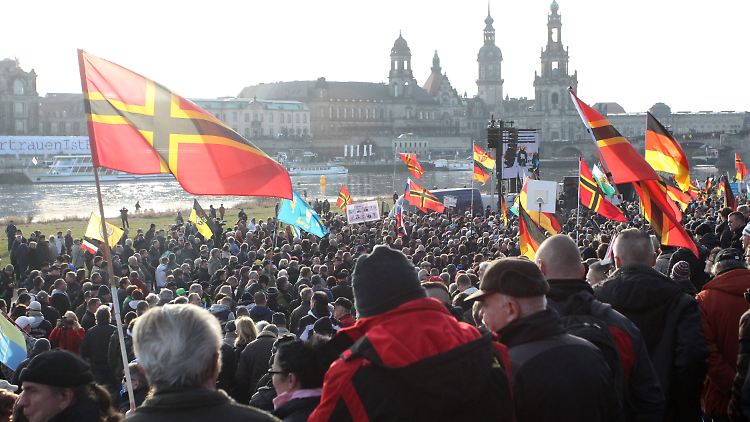 Die Islamfeinde versammelten sich am Dresdner Elbufer.