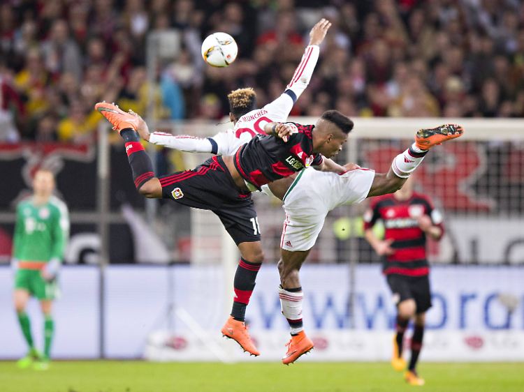 Der Eindruck täuscht: Grazil und spielerisch anmutig ging es im Duell zwischen Bayer und Bayern in keiner Sekunde zu.