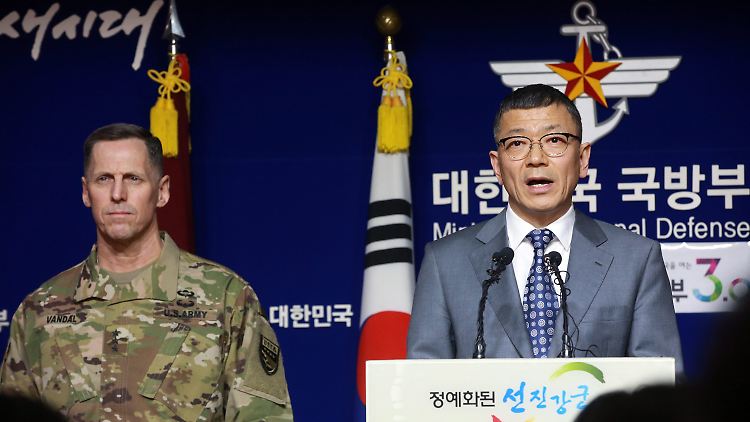 Der stellvertretende Verteidigungsminister Südkoreas Yoo Jeh Seung (r.) meldet den Beginn offizieller Gespräche mit den USA über die Aufstellung von Abfangraketen. 