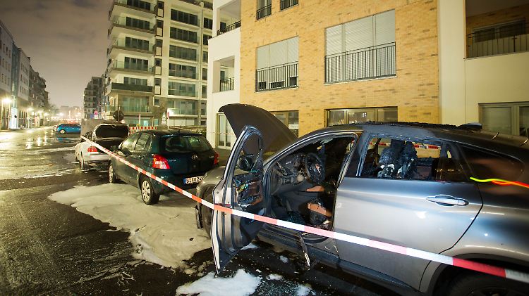 In der Nacht zu Samstag hatten die Randalierer fast 30 Autos in Berlin-Kreuzberg beschädigt.