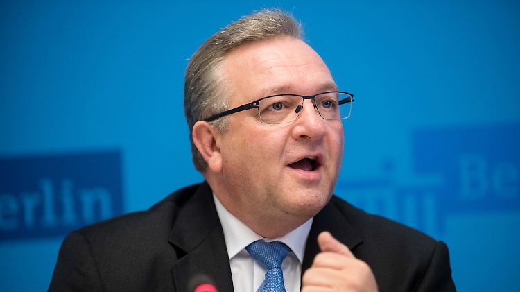 Berlins Innensenator Henkel bezeichnete die Krawalle als "Terroraktionen".