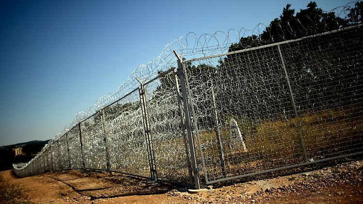 Mit Hilfe eines Grenzzaunes will Bulgarien Flüchtlinge an der illegalen Einreise hindern.