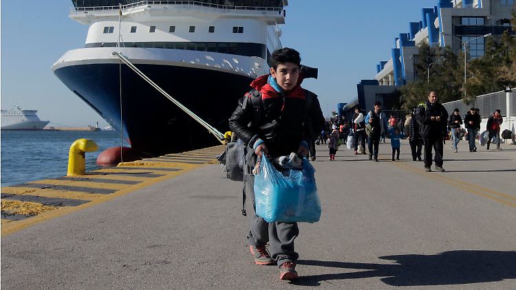 Auf Griechenland kommen nach wie vor täglich 2000 bis 2400 Flüchtlinge an.