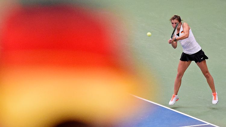 Annika Beck wahrte die Chancen auf einen schwarzrotgoldenen Tennissieg gegen die Schweiz. Doch im Doppel platzte der Traum vom Halbfinaleinzug beim Fed-Cup.